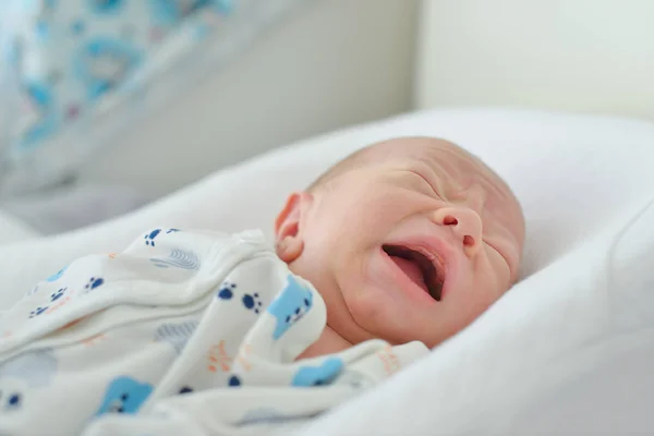 生まれたばかりの赤ちゃんを泣いています。 — ストック写真