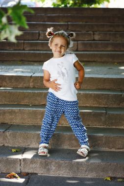 yürümeye başlayan çocuk kız moda
