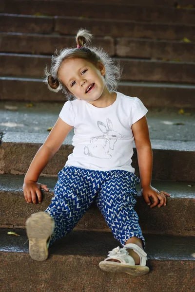 Niña de moda en las escaleras —  Fotos de Stock