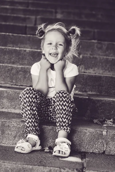 Yürüyüşte küçük kız moda — Stok fotoğraf