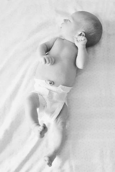 Крошечный новорожденный мальчик — стоковое фото