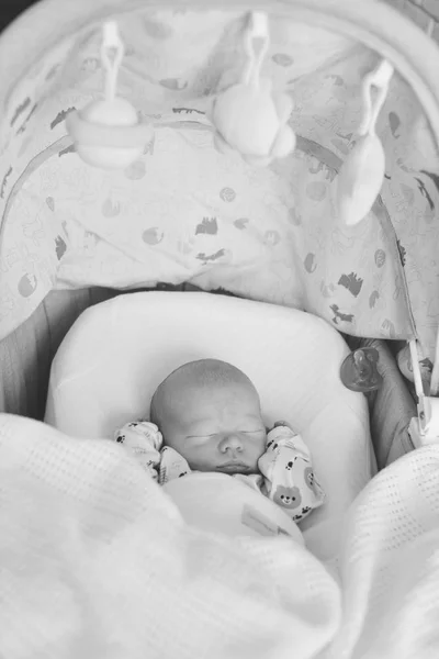 生まれたばかりの赤ちゃんのベビーベッドで — ストック写真