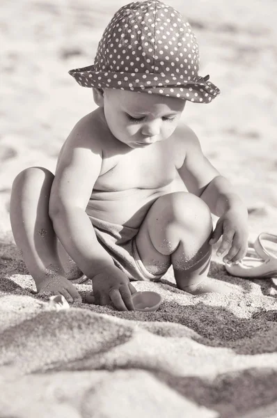 Baby med leksaker på stranden — Stockfoto