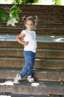 yürümeye başlayan çocuk kız moda