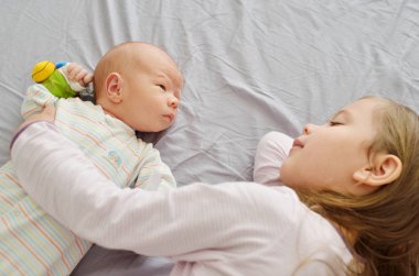 kız ve erkek kardeş