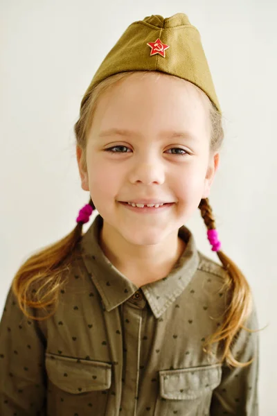 Μικρό κορίτσι φορώντας στρατιωτικές στολές — Φωτογραφία Αρχείου