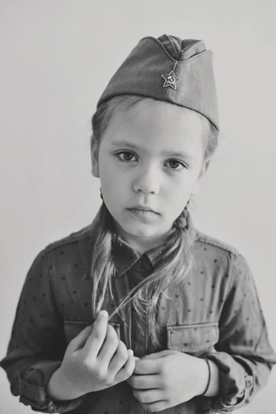 Kleines Mädchen in Militäruniform — Stockfoto