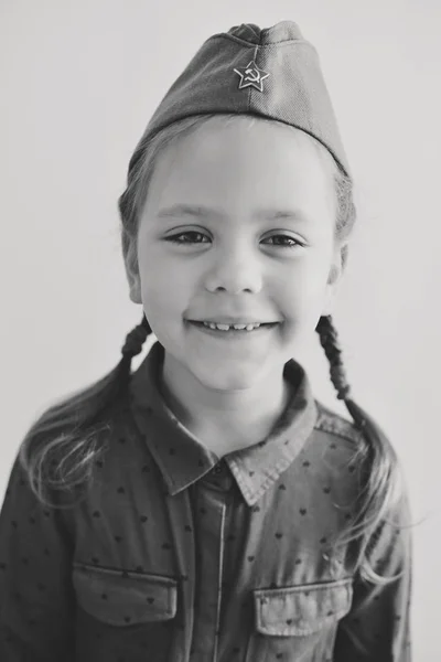 Niña vistiendo uniforme militar — Foto de Stock