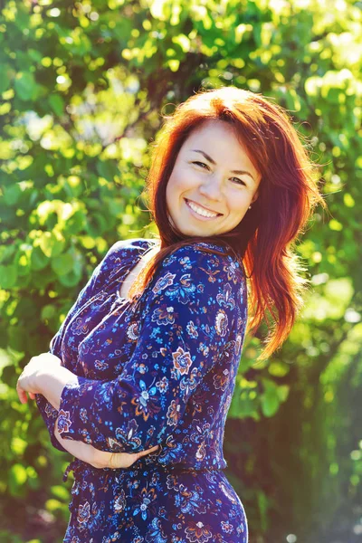 빨강 머리 행복 한 여자 — 스톡 사진