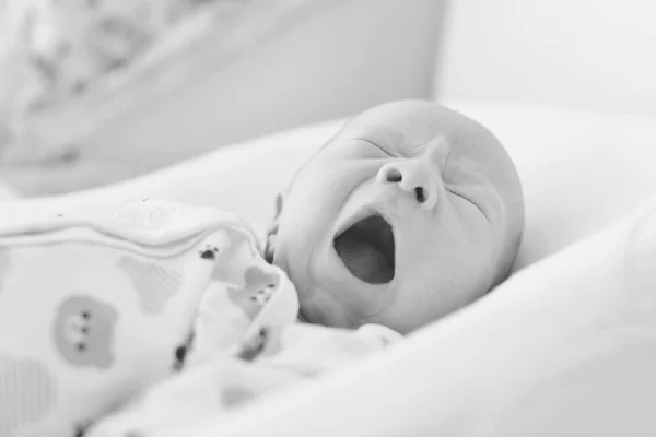 Зевающий новорожденный ребенок — стоковое фото