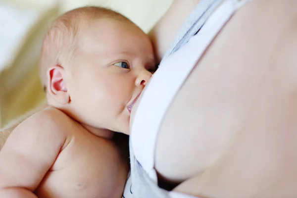Yeni doğan bebek emzirme — Stok fotoğraf