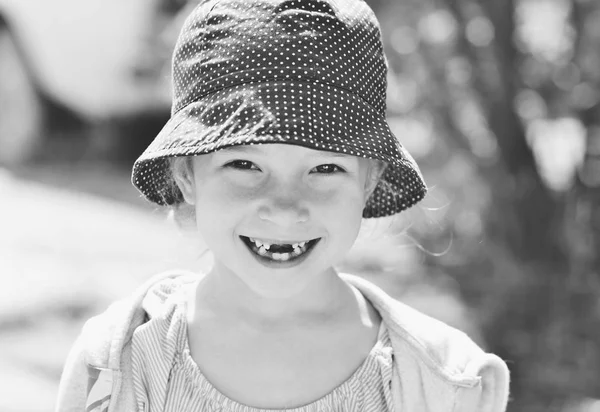 Retrato Feliz Niña Que Perdió Los Dientes —  Fotos de Stock