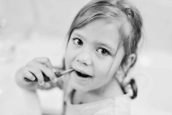 Niña cepillándose los dientes —  Fotos de Stock