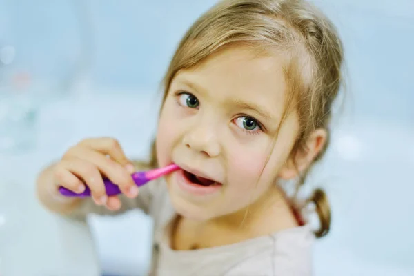 Niña cepillándose los dientes — Foto de Stock