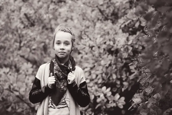 Gelukkig Lief Preteen Meisje Herfst Bos — Stockfoto