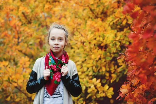 Preteen girl outdoors — Stock Photo, Image