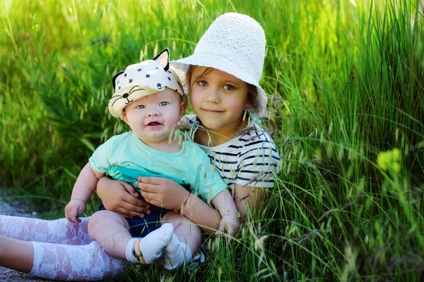 Sorella con fratellino — Foto Stock