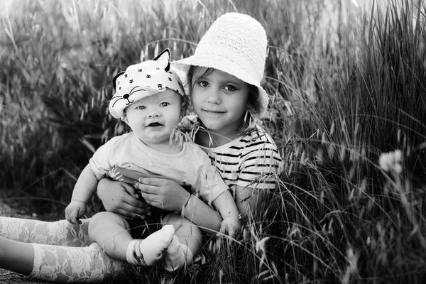 Hermana con hermanito — Foto de Stock