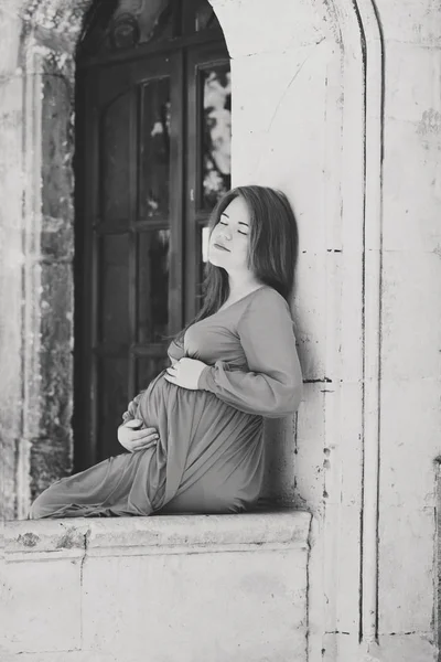 Mujer pelirroja embarazada — Foto de Stock