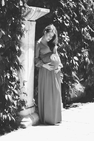 Pregnant Redhead Woman Standing Column — Stock Photo, Image