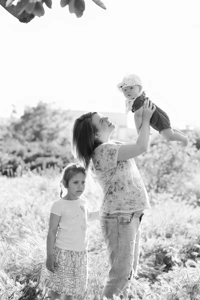 Happy Zrzka Těhotná Žena Dvěma Dětmi Venkovní — Stock fotografie