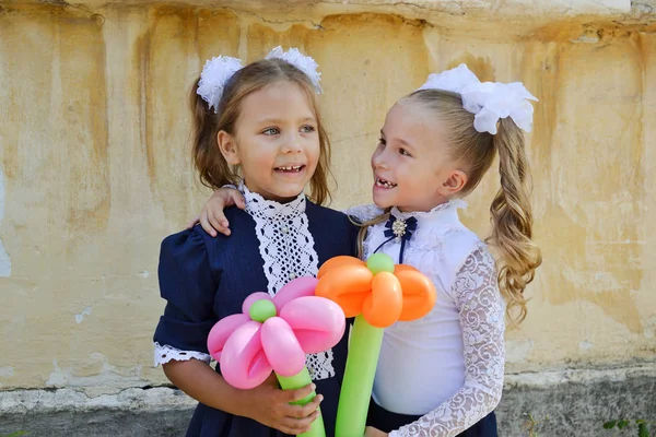 Twee gelukkige schollgirls — Stockfoto