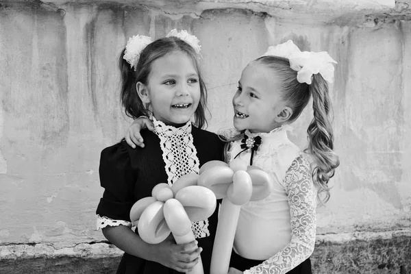 Két Boldog Schollgirls Viselt Egységes Léggömbök — Stock Fotó