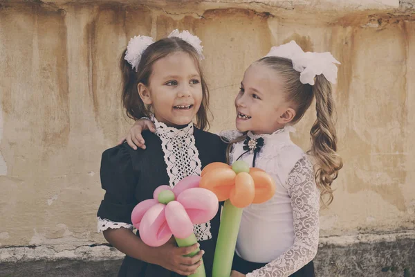 Twee Gelukkige Schollgirls Dragen Van Uniform Met Ballonnen — Stockfoto