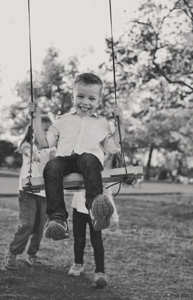 Gyermek Parkban Boldog Fiú Hintán — Stock Fotó