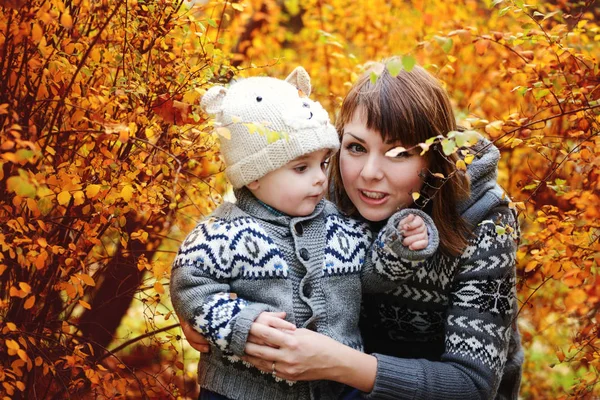 Madre Figlio Nella Foresta Autunnale — Foto Stock