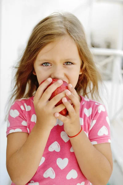 Mädchen isst Apfel — Stockfoto