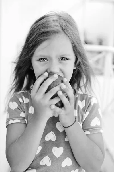 Девочка ест яблоко — стоковое фото