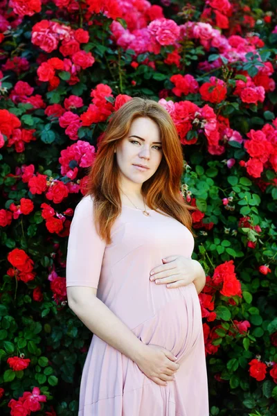 Redhead gravid womann — Stockfoto