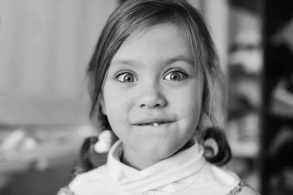 Dívka se viklá zub — Stock fotografie