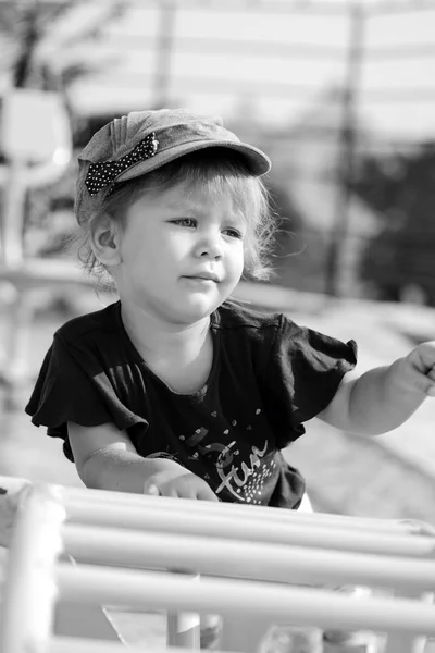 Barn girl klättring på lekplatsen — Stockfoto