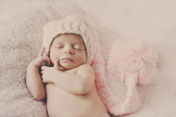 Dulce durmiendo recién nacido — Foto de Stock