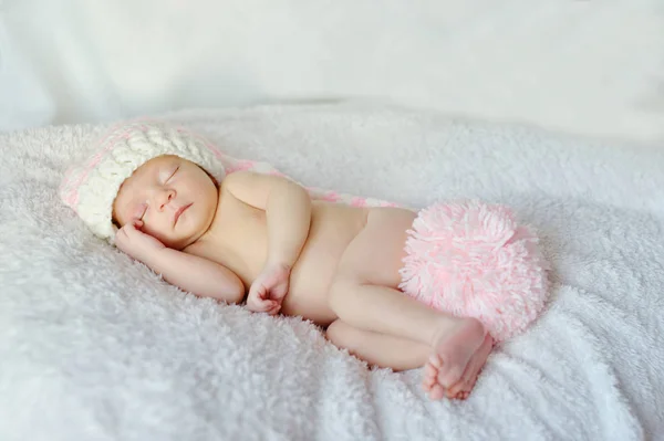 Dulce durmiendo recién nacido — Foto de Stock