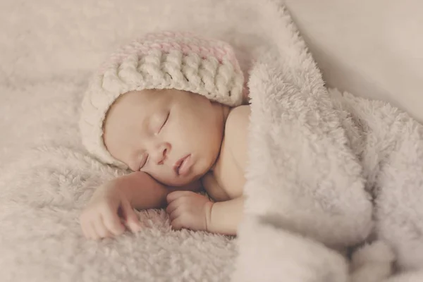 Dulce durmiendo recién nacido — Foto de Stock