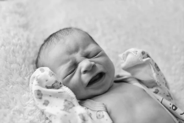 Weinendes Neugeborenes — Stockfoto