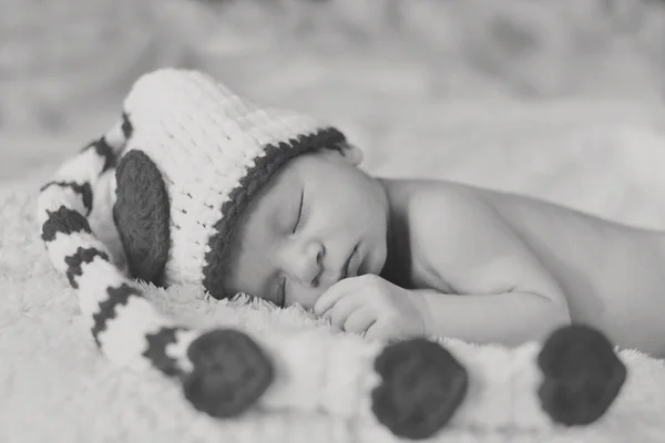 Bebé recién nacido durmiendo — Foto de Stock