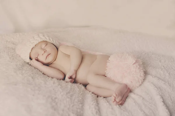 Dulce durmiendo recién nacido —  Fotos de Stock