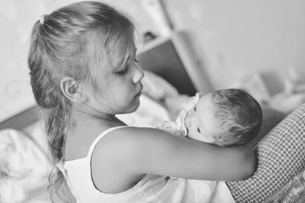 Küçük Kız Holding Yeni Doğan Bebek Evde — Stok fotoğraf