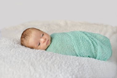 Yeni doğan bebek sarılmış
