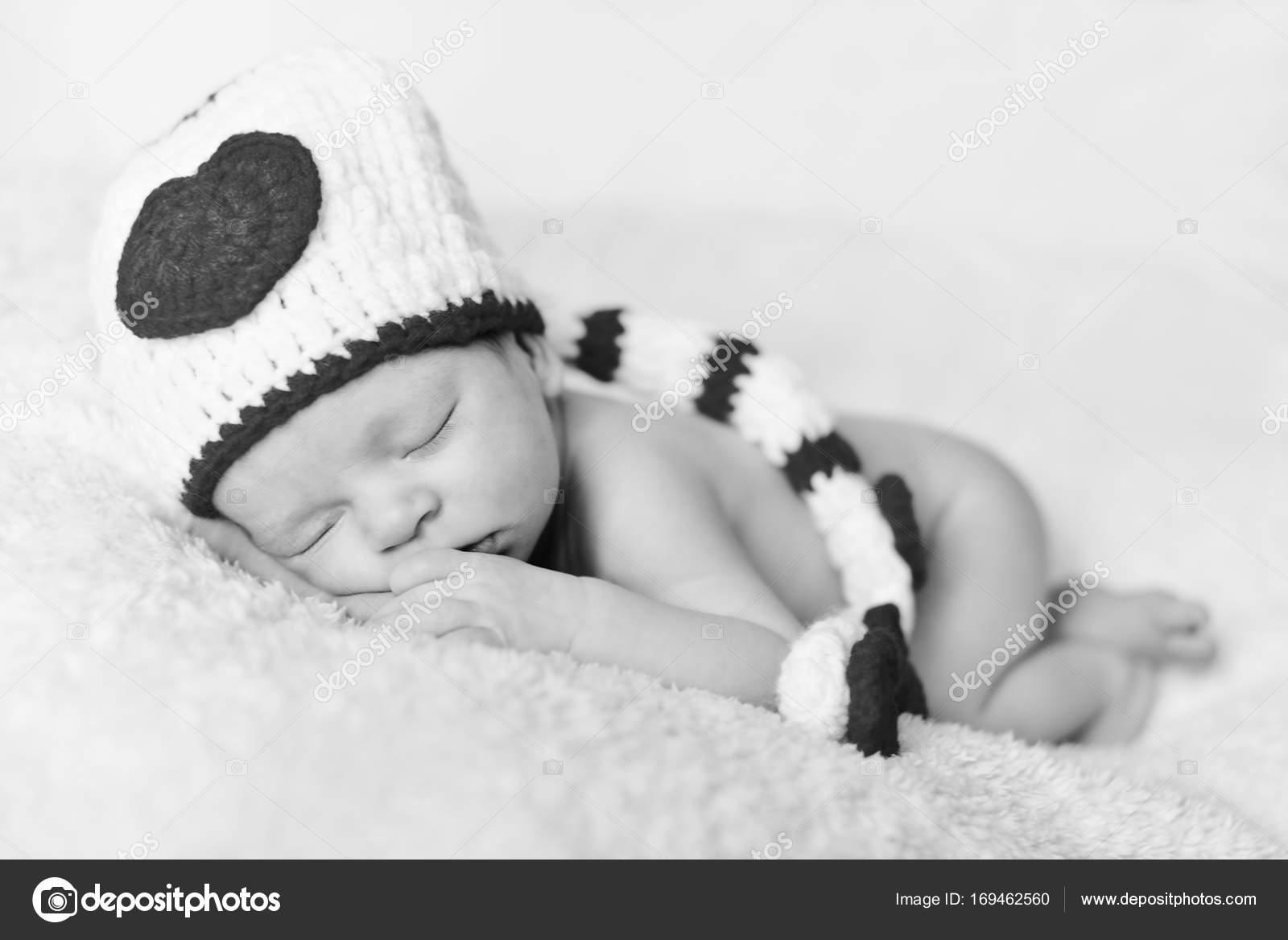 Newborn baby sleeping Stock Photo by ©Reanas 169462560