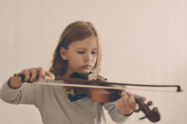 Menina com violino — Fotografia de Stock