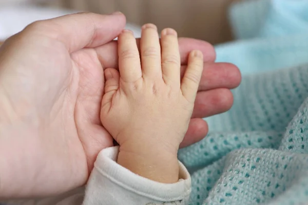 Pasgeboren is voet in moeder hand — Stockfoto