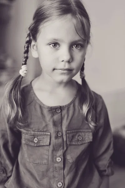 Söt liten tjej — Stockfoto