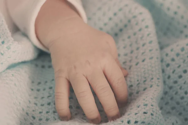 Hand of the newborn baby — Stock Photo, Image