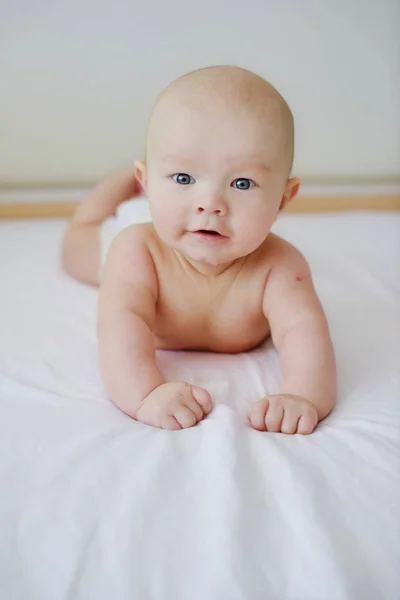 Ребенок на кровати — стоковое фото