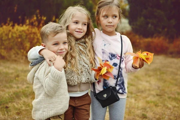 Trois enfants dans le parc d'automne — Photo